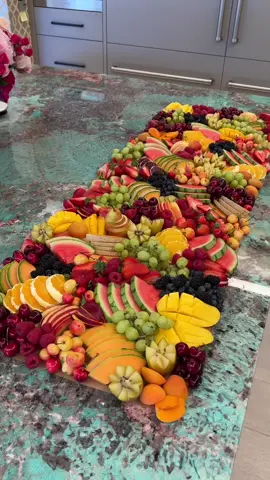 who doesn’t love a fresh fruit platter🍒🍓🍇🍑🍊🥝🥭🫐 #creatorsearchinsights #fruitplatter #fruitboard #summerfruit #freshfruit #grazingtable 