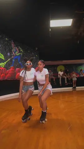 #rollerskaters #trending #blackpeopleskating #rollerskatingtricks #fyp #foryoupage #rollerskate #viraltiktok #viralvideo 