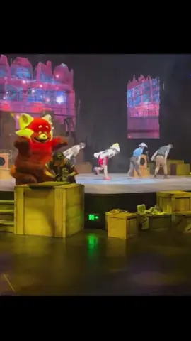 #shanghaidisneyland #disneyshow #disneyliveentertainment #waltdisney #pixar #pinocchio #mulan #lionking #meilin #turningred #disney #dancers #disneydancers #disneycharacters #personnagesdisney #spectacle #fyp #showtok #showtalk #disneyparks #distok #pourtoi 
