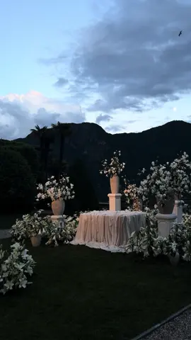Never get over the backdrop of the lake and mountains 😍 #lakecomowedding #lakecomoitaly #destinationwedding #weddinginspiration #weddinginspo #weddingflowers 