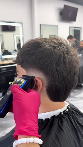 Burst fade⚡️💈 #chicagobarbers #taperfade #burstfade #barberos #barberoslatinos #viralvideo #haircut #chicagobarber #lowfade 