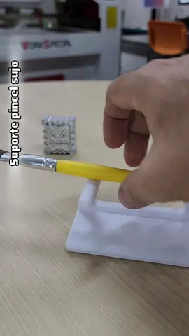 suporte de pincel sujo de tinta, para não apoiar na mesa, evitando sujeira feito na impressora 3D #maker #projeto 