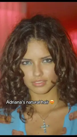 her curls 😍✨ #makeup #adrianalima #curls #hair #adrianalimahair #vsangel #model #SuperModel #modelhairstyle #curlyhair @AdrianaLima 