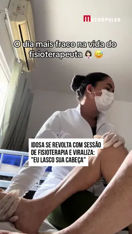 Uma #idosa se revoltou com os movimentos que precisou fazer durante uma sessão de #fisioterapia. A responsável por ajudá-la foi Sarah Regina, que decidiu gravar a situação inusitada. O vídeo com os x1ngamentos da paciente viralizou na última semana. Na ocasião, a fisioterapeuta pediu para a idosa levantar a perna, ao que a paciente rebateu: 