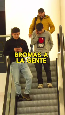 YAPO MAMITA 😢🤣#bromas#bromasenlacalle #bromasadesconocido  #bromasescaleras#humor #talca #chile #humornegro 