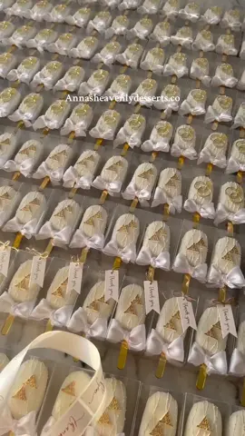 160 weddimg cakesicle favors! I started to prep for these three weeks prior to the event ✨🫶🏼 #fypシ #viral #desserttable #weddingfavors #treatmaker #cakesicles 