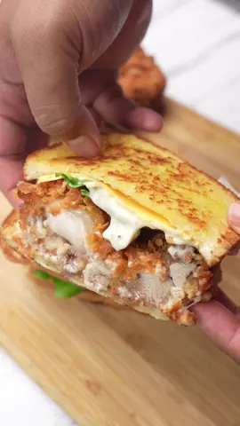 Episod 461 | Resepi Crispy Chicken Toast | 2 Minit 1 Resepi by Che Sayang Kitchen Resepi penuh - Ayam bahagian peha dibuang tulang - Tepung serbaguna spicy Bestari & Original Sos - 2 ke 3 sudu mayonis - Italian herbs - Garlic powder - Lemon juice #resepichesayang #chesayangkitchen #chickentoast 