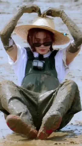 leehan’s own little world #boynextdoor #whatdoor #leehan #kimleehan #이한 #bnd #보이넥스트도어 #donghyun #kimdonghyun #왓도어 #kpop #hybe #koz #sea 