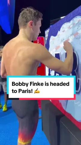Reigning Olympic 800m free champion Bobby Finke signs the board after earning a spot on Team USA. ✍️ #swimming #trials #olympics #usa #indianapolis 