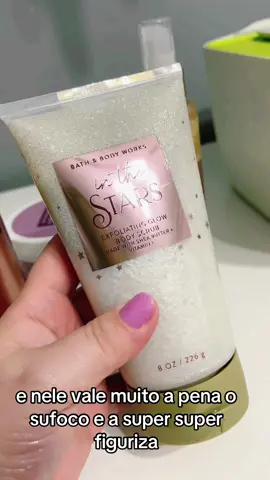 Para fechar a noite, a estrela da marca @Bath & Body Works In the Stars 💫 Qual é o cheiro: um desejo doce e cintilante a uma estrela no meio da clareira da floresta. Notas olfativas: flor de estrela, almíscar de sândalo, tangelo açucarado, madeira de ágar branco e âmbar radiante. O que faz: deixa a pele suave e macia e com aspecto saudável e radiante. Por que você vai adorar: ✅ Infundido com coisas boas (manteiga de karité e vitamina E) ✅ O brilho que sua rotina precisa ✅ Dermatologicamente testado Disponível para compra em nosso site - link na bio  #pelecheirosa #esfoliantecorporal #inthestars #marcasimportadas #bathandvodyworks #marcagaucha #riograndedosul 