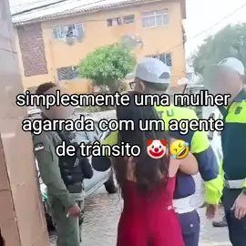 Ontem uma mulher embriagada simplesmente se agarrou com um agente de trânsito da CTTU no Recife e não quis soltar de jeito nenhum, imagine se a moda pega🤣 créditos: aguia_95 #cttu #transito #agente #policia #policiamilitar #pmpe #pm #bebada #embriagada #abraco #meme #recife #pernambuco #nordeste #brasil #bregafunk #brega #funk #bregabregoso 