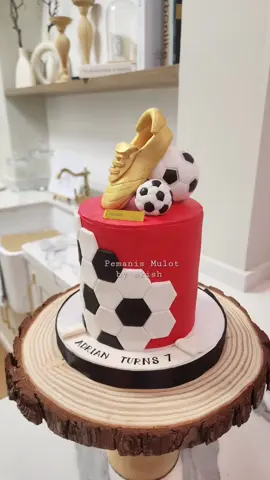 Jadi tukang kasut hari ni... Customer requested 3d gold football shoes made with sugar... Edible shoes... #Soccer  #football  #footballcake 