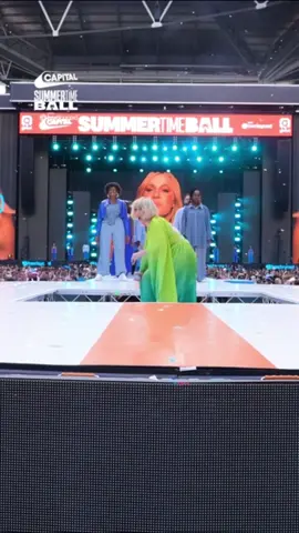 The crowds response is EVERYTHING @Capital @barclaycard #AD #CapitalSTB #outoftheblue watch the whole performance on @Global Player  @garagambucci @marandawidlund @Ott dubai 