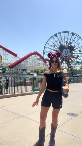 i was dying in todays heat in all black 😅 #disneyoutfits #disneyland #disneystyle #disneytiktok #disneyparks #cowboyboots #blockette 