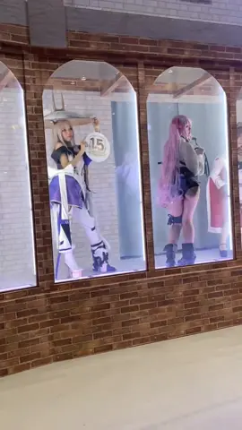 wait it. she's holding the sign #tiktokcosplay #cosplay #fyp #nikke #goddessofvictorynikke #foryoupage #nikkethegoddessofvictory #nikke #yuni 