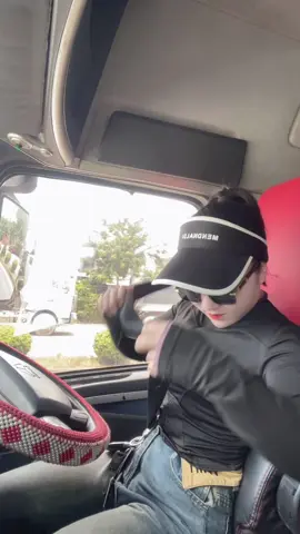 Đây là nhãn hiệu xe chạy ng.   U hỏng tự chịu 😂😂(clip cũ )  #nutaixexedaukeo #xuhuongtiktok #luixedaukeo #đầukéoben #leannhien37 