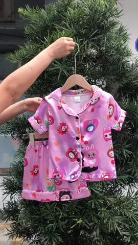 ✨ชุดคลุมนอนลาบูบู✨ ลายการ์ตูนสุดน่ารัก ถูกใจเด็กๆ มาก วัสดุผ้าซาติน สะดวกสบายและระบายอากาศได้ดี🎉#ชุดนอนเด็ก #ชุดเด็กน่ารัก 