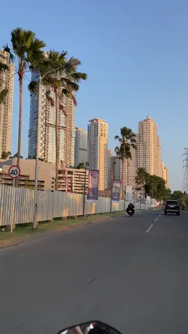 surabaya rasa luar negeri klo ini mah😍 surga crazy rich 🤑 kalo lewat wajib sholawatin sih😆 #surabayabarat #ptc #pakuwontradecenter #tamanangsa #citralandsurabaya #patungmerlion #pakuwonmall 