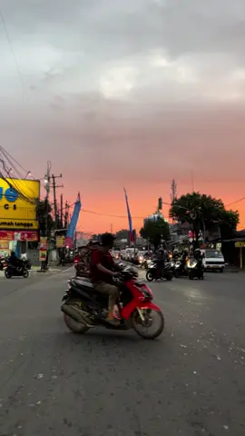 Vibess Sore Otw Tangsel 🛵☕️ #vibess #sore #tangsellife #tangerang #ciledug #kreo #pasarlembang #pondokaren #jalanan #senja #fypシ゚ #fypシ゚viral 
