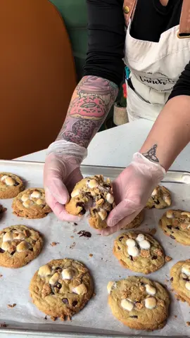 Coming up soon 🍪🔥 #smorescookies #smores #cookies #cookiesoftiktok #cookiesrecipe #lecomptoirlunch #drummondville #drummond #restaurant #pourtoi #fyr #SmallBusiness #smallbusinesstiktok 