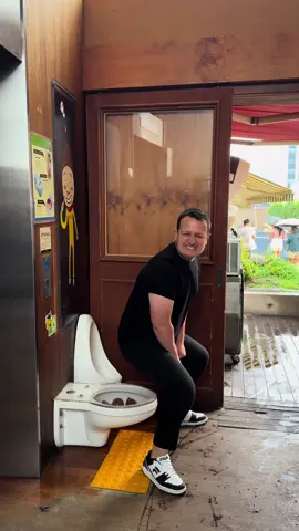 Si, avete capito bene! A Seoul c’è un bar a tema 💩 🧇 Il tuo il waffle sarà a forma di cacca e servito in un orinatoio mentre il cappuccino viene servito in una tazza da 🚽 📍Il Ddong Café si trova nel distretto di Insa-dong a Seoul, in Corea del Sud, al 4° piano del centro commerciale Ssamzigil.  Ti piacerebbe andarci❓tagga un amico che deve assolutamente conoscerlo 😂 #seoul #visitseoul #visitkorea #southkorea #food #FoodLover #consiglidiviaggio #coreadelsud  Cosa mangiare a Seoul Cosa fare a Seoul Cosa vedere a Seoul