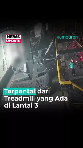 Viral di media sosial video detik-detik saat pengunjung Gym di Pontianak, Kalimantan Barat, jatuh dan tewas usai terpental dari treadmill. Pada video CCTV berdurasi 35 detik itu tampak korban terpental dari treadmill dan jatuh ke lantai dasar melalui jendela yang terbuka pada Selasa, 18 Juni 2024. Sebelum terpental dari treadmill tampak korban sedang berjalan santai di atasnya sembari mengelap wajah menggunakan handuk kecil yang ada di pundak.  Namun, seperti berada dalam posisi yang tak siap, korban termundur ke arah jendela yang saat itu sedang berada dalam keadaan terbuka.  Korban kemudian terjatuh dari lantai 3 dengan posisi tubuh menghadap tanah yang menyebabkannya meninggal dunia.  📸: Dok. Istimewa. Konten ini merupakan hasil liputan partner resmi 1001 Media Online kumparan, @/hipontianak. #newsupdate #update #news #videonews #olahraga #treadmill #lari #info #infoterkini #beritaterkini #kumparan