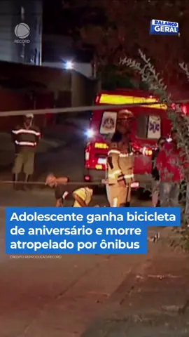 O jovem Willian, de 15 anos, fez aniversário há uma semana e ganhou uma bicicleta de presente do pai. Ele estava feliz e resolveu estrear o presente pedalando no fim de semana, só que, no primeiro passeio, Wiliam acabou atropelado por um ônibus. O adolescente não resistiu aos ferimentos e morreu no local. Veja a reportagem completa do #BalançoGeral em PlayPlus.com