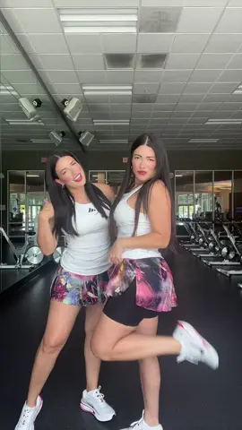 Por aqui volvimos a grabar juntas 😍🤩👯🙌🏻 #lupita #twins #dance @Ninoska Estefania Sa 
