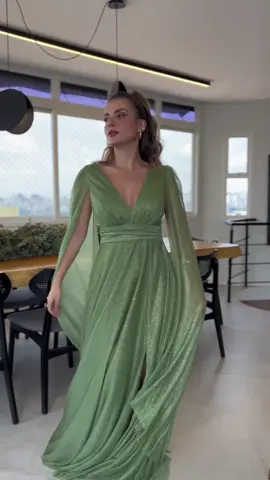Vetsido de capa, na cor do momento - VERDE OLIVA  #vestidodefesta #vestido #vestidos #vestidosbomretiro #madrinha #madrinhasdecasamento #modafesta #bomretiro #vestidolongo #verdeoliva #vestidoverde #vestidooliva 