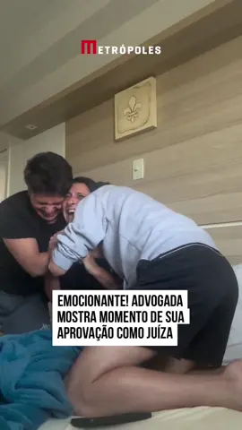 🥹👏Circula nas redes sociais nesta quarta-feira (19/6) um vídeo emocionante que mostra Tatiane Pucharelli, de #SãoPaulo, assistindo à sua aprovação como #Juíza do Trabalho após mais de uma década de estudo e dedicação. A história de Tatiane comoveu não apenas a ela, mas também os internautas. Mãe de dois meninos e divorciada, ela vendeu um apartamento para investir na preparação para o concurso da Magistratura, que era seu grande sonho. #Metrópoles #TikTokNotícias