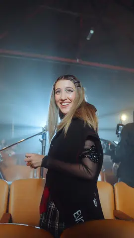 BACK THE SCENES | LA DIRECTORA DE LA ORQUESTA DE RISAS 🎥🎬 Te llevamos detrás de cámara para que veas como se crea la magia. ✨ Escuchala en Spotify #detrásdeescena #ladirectoradelaorquestaderisas #makingof