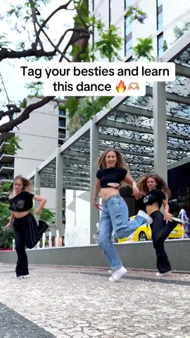 Bounce on this… dance!🔥💃🏼  @//аноун// @vero_nika💗  DC:@phoebs 🫶🏼 #viraldance #dancers #dancetrend #fy #fyp #danceinpublic #dancechoreography #learntodance #howtodance #dancemoves 