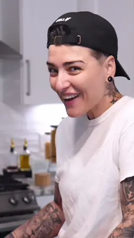 Like why cant she just say “do you gave champagne glasses?” Why she gotta be fancy and use proper terms lmao @CHE @Amber Demiri @andi #thedemiris  New episode drops 5pm EST 