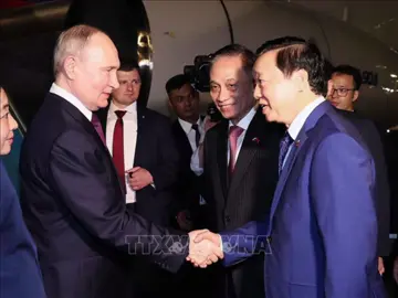 Đêm 19, rạng sáng 20/6/2024, Tổng thống Liên bang Nga Vladimir Putin đã đến Hà Nội, bắt đầu chuyến thăm cấp Nhà nước tới Việt Nam từ ngày 19 - 20/6 theo lời mời của Tổng Bí thư Nguyễn Phú Trọng.  Trưởng Ban Đối ngoại Trung ương Lê Hoài Trung và Phó Thủ tướng Trần Hồng Hà đón Tổng thống LB Nga Vladimir Putin tại Sân bay quốc tế Nội Bài.  #yeutoquoc04 #thoisu #tintuc #tinnong #xuhuong #fyp 