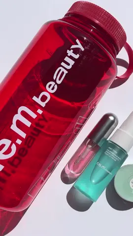 summer hydration set ❤️🏖️ @r.e.m. beauty  including:  • travel undereye balm 10 ml • travel lip oil - picking petals 3 ml • travel calming face mist 30 ml • r.e.m. beauty water bottle #rembeauty #remflightcrew #arianagrande #BeautyTok #makeup #waterbottle #Summer #aesthetic #skincare #rembeautybyarianagrande #viral #fyp 