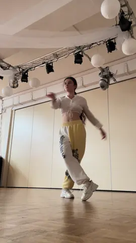 👟 . . . #dance#dancechoreo#dancer#freestyle#moderndance#teenstyle#danceoutfit#dancefreestyle#choreography#fürdich#fy 