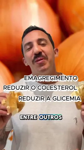 🫖CHÁ DE CASCA DE CEBOLA 🧅  👉O consumo regular pode reduzir: ✅o peso corporal,  ✅a circunferência da cintura e  ✅os triglicerídeos  ✅o açúcar no sangue (glicemia) ✅e o colesterol 🧅A casca de cebola tem propriedades: ☑️antimicrobianas,  ☑️neuroprotetoras  ☑️anticancerígena (colo do útero, da mama e do fígado),  ☑️Além de combater a disfunção erétil  🫖Chá de Casca de Cebola 🧅  👨🏻‍⚕️Observações importantes: ⚠️Sempre lave a cebola antes de remover as cascas, seque e conserve em geladeira até o momento de fazer o chá. ⚠️Não use cascas mofadas ou machucadas, procure cascas intactas, mas pode ser qualquer variedade de cebola 👨🏻‍⚕️Modo de preparo: 1️⃣Ferva 700ml de água, desligue o fogo e adicione as cascas (usei casca de 3 cebolas médias). Mexa bem e deixe tampado por 15 min. 2️⃣Coe e beba ao longo do dia. 📍Obs: ▪️Se usar apenas casca de cebolas, não terá gosto forte de cebola. ▪️Se quiser, pode utilizar o chá também pra preparar arroz, ensopados e vitaminas. . . 👨🏻‍⚕️Se você gostou dessa maravilha ❤️Curta 💬Comente 📌Salve 📲Compartilhe 🧡Gratidão . #cascadecebola #cha #cebola #alimentosfuncionais #nutricao #fitoterapia #naturopatia #rodrigomoreirachas . . 📚Kumar, M. et al. Onion (Allium cepa L.) peels: A review on bioactive compounds and biomedical activities. Biomed Pharmacother, 2022. 📚Chung,Y. M. et al. Antiobesity effects of onion (Allium cepa) in subjects with obesity: Systematic review and meta‐analysis. Food Sci Nutr, 2023.