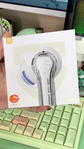 Esse fone de ouvido da SoundPeats é uma ótima opção pra quem procura um fone baratinho 💚 Ele tem cancelamento de ruído, bluetooth 5.3, bateria que dura até 40 horas, alto falantes de 12mm e ainda um modo jogo com baixa latência 💚 Disponível em algumas cores diferentes, o link do produto tá na minha bio 💚 #soundpeats #soundpeatslatam #earbuds #clearearbuds #gamergirls #GamerGirl @SOUNDPEATS 