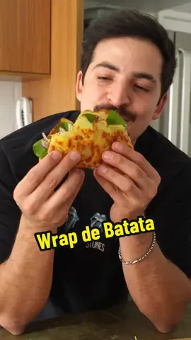 WRAP DE BATATA 🥔😱🤤  Uma opção muito saudável, sem glúten, sem farinha... ISSO AQUI É REALMENTE GENIAAAAAL 😍🫶🏻 Essa casquinha de queijo por fora... AVE MARIAAAA isso tá sensacional!! Simples, fácil, barata de fazer, saudável e deliciosa 10/10 👏🏼 Marca o @ que vai fazer pra você! 🤤🥰 Ingredientes 👨🏻‍🍳 - Batata - Gema de ovo + Azeite - Muçarela ralada - sal e tempero a gosto (15 min no forno a 200°c) *Obs: USE PAPEL ANTIADERENTE* Meu recheio delicioso: - Creme de ricota - Rúcula - Tomate cereja - Cebola roxa - Frango desfiado ESSA RECEITA TÁ SENSACIONAAAAL, JURO!!! 🥹🙌🏽 #comida #receitafit #comidinha #receitinhafit #receitinha #culinaria #fit #lowcab #semgluten #guitank 