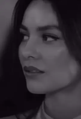 وقعت في حبك عندما نظرت اول نظره لهذه العيون اول مقابله عمري مهنساها  يوم معيوني جت في عيونك كان اول  شعور حلو احس بيه شكلك اللي قعدت افكر فيه طول الليل وتفكيري في بصتك وملامحك  نفسك اللي كنت حاسه بيه من علي بعد مكان جمعنا  وصدفه حلوه عمري مهنساها  عمري مامنت بالصدف ولا بالحب الا معاك كل شي اتغير امنت بيك وبالصدف اللي جمعتني بيك عايزه اقولك حبيتك وحبيت عيونك من اول نظره دوبت ومتت فيك  حبك حياني من تاني عشقت ملامحك صرت أثيره لجمالك اللي ملك خيالي وحقيقتي حبيب قلبي الوحيد عايزه اقولك اني بموت فيك ي وحيد روحي لما بعرف اني هقابلك ببقي طايره من الفرحه ببقي حاسه اني هكسر كل المسافات والحدود اللي حرمنتنا من بعض ببقي عايزه اجري واعانقك بين زراعي  ومسبكش ابدا أميرتك دلوقتي بتتعذب في بعادك قد اي انت وحشني  قد اي بتمناك في كل ليله  ي قمري اللي منور عتمتي ي ملاكي جميل انت زي اغنيه كلها حب ولحنها رقيق  غرقت في حبك و عشقك ومحدش عارف يطلعني قد اي ارتحت بوجودك  معاك معتش بخاف من الموج انو يخبطني لانك هتحميني  هادي زي صوت الطبيعه وخفيف زي العصفور قلبي حسك ومعتش قادر ينفصل عنك  من اول لقاك روحي سبتني وراحتلك ♥️♥️♥️♥️♥️♥️🧚🏻‍♀️. 