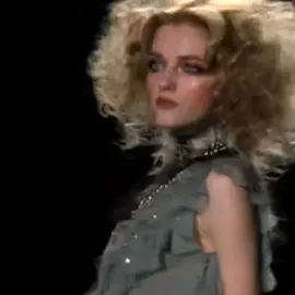 Vlada Roslyakova for Dior #vladaroslyakova #dior #catwalk #Runway #fashion #model 