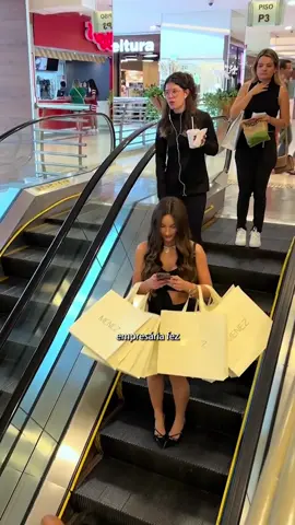 Marketing ou Mentira? 🤔 Essa empresária colocou as sacolas da sua própria loja nos braços e saiu andando pelo shopping para divulgar se negócio… 👀