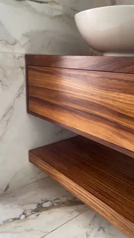 Mueble de baño en chapa de parota 🤩 #muebledebaño #muebledebañodediseño #muebledebañomoderno #carpinteriamoderna #carpinteriaenirapuato #arquitectura #muebledebañoparota #muebledebañopequeño