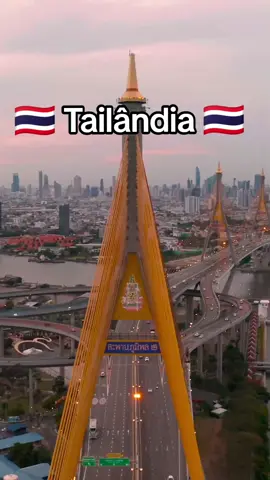 A Tailândia é um país do Sudeste Asiático conhecido pelas praias tropicais, pelos palácios reais suntuosos, pelas ruínas antigas e pelos templos ornamentados com figuras de Buda. Bangcoc, a capital, tem uma paisagem urbana ultramoderna que contrasta com comunidades tranquilas à beira de canais e com os emblemáticos templos de Wat Arun e Wat Pho, além do Templo do Buda de Esmeralda (Wat Phra Kaew). Entre os balneários próximos, estão o movimentado Pattaya e o elegante Hua Hin. #tailandia #thailand #thailand🇹🇭 #bangkok #asia #asian #viagem #travel #trip #culture #cultura #viral #fyp 
