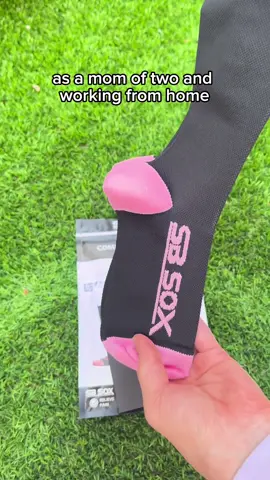 Comfy compression socks perfect for relieving leg pain and swelling! 🙌 #compressionsocks #varicoseveins #bloodcirculation #swellingfeet #sbsox 