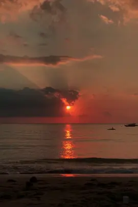 Lama pergi, namun tak pernah di cari. #gemuruhriuh #sunsetbeach 