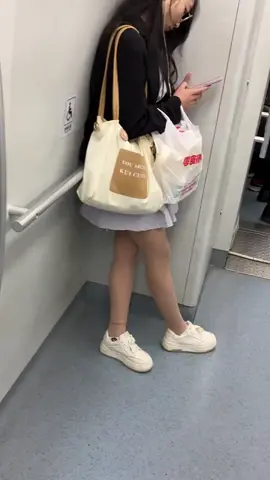 地铁偷拍肉丝眼镜妹