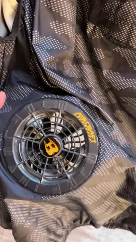 Ang ganda nito mga Ka-Gemba! Panlaban sa iniiit ng panahon!🥵🇯🇵 #burtleaircraftvest #burtle #burtlejacket #airconditioningjacket #coolingvest #japanesecoolingvest #kaitaiwork #demolition #解体工事 #kaitai #buhayjapan #gembagirlsjapan #gemba #japanwork