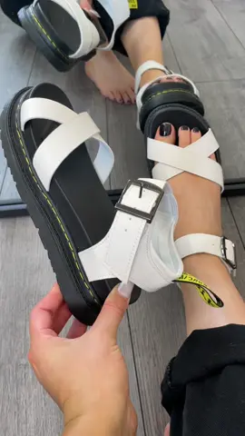 #sandal #sandals #chunkysandals #footwear #fashiontiktok #holidayessentials #airportoutfit #OOTD #TikTokMadeMeBuyIt #SummerSale 