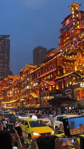 重庆洪崖洞亮灯瞬间 📍洪崖洞，重庆 📍Hongya Cave, Chongqing